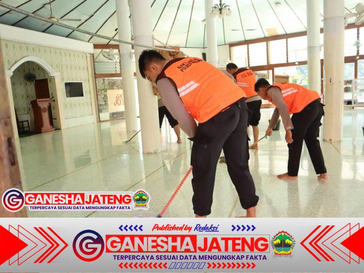 Polres Kebumen Gelar Bakti Religi, Bersihkan Masjid Pancasila Desa Tunjungseto