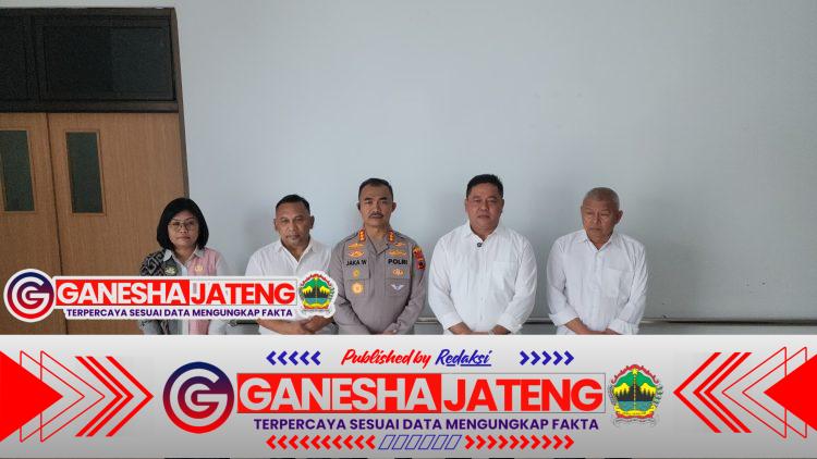 Ketua DPRD Pati Bersama Forkopimda Jenguk Korban Aksi 13 Agustus Ketua DPRD Pati Bersama Forkopimda Jenguk Korban Aksi 13 Agustus