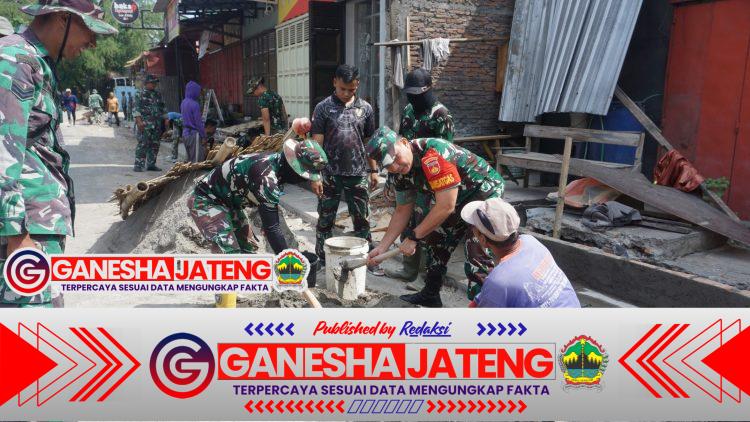 Tanpa Canggung, Dansatgas TMMD Reguler Ke-125 Kodim 0735/Surakarta Membaur Bersama Warga Kerjakan Finishing Perbaikan Saluran Air Tanpa Canggung, Dansatgas TMMD Reguler Ke-125 Kodim 0735/Surakarta Membaur Bersama Warga Kerjakan Finishing Perbaikan Saluran Air