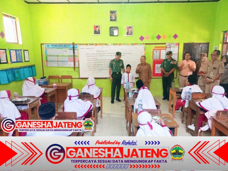 Dandim 0724/Boyolali Bagikan Makanan Bergizi di MI Karanglo, Dukung Program Presiden Prabowo Dandim 0724/Boyolali Bagikan Makanan Bergizi di MI Karanglo, Dukung Program Presiden Prabowo