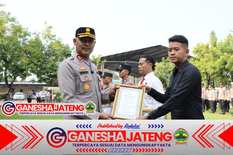 Polres Kendal Beri Penghargaan untuk 13 Anggota Berprestasi Polres Kendal Beri Penghargaan untuk 13 Anggota Berprestasi