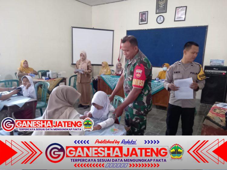 Babinsa Sambi Dampingi Imunisasi, Anak-Anak Jadi Lebih Berani Disuntik