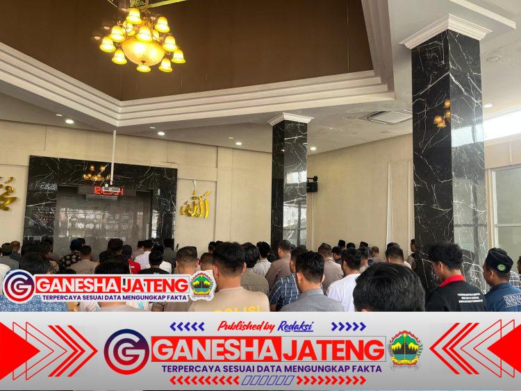 Suasana Haru Iringi Sholat Ghaib Di Polres Kendal Untuk Korban Insiden Demo Suasana Haru Iringi Sholat Ghaib Di Polres Kendal Untuk Korban Insiden Demo