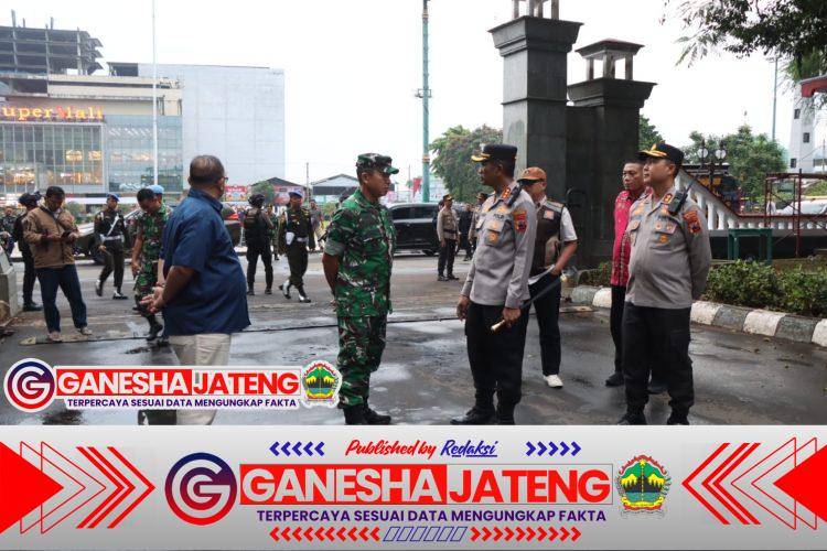 Danrem Pimpin Apel dan Patroli Skala Besar Polresta Banyumas Bersama Personel Gabungan Danrem Pimpin Apel dan Patroli Skala Besar Polresta Banyumas Bersama Personel Gabungan