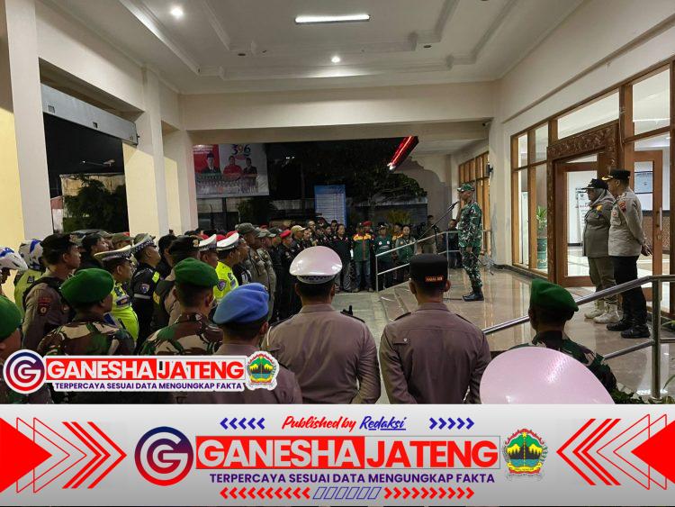 Polres Kebumen Gelar Patroli Skala Besar Libatkan TNI, Satpol PP, dan Ormas Polres Kebumen Gelar Patroli Skala Besar Libatkan TNI, Satpol PP, dan Ormas