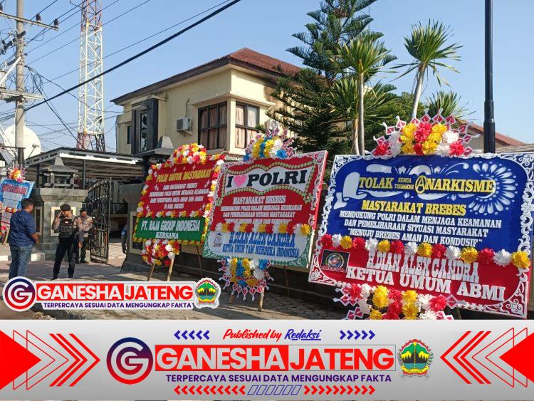 Karangan Bunga Penuhi Polres Brebes, Bukti Masyarakat Dukung Polri Karangan Bunga Penuhi Polres Brebes, Bukti Masyarakat Dukung Polri