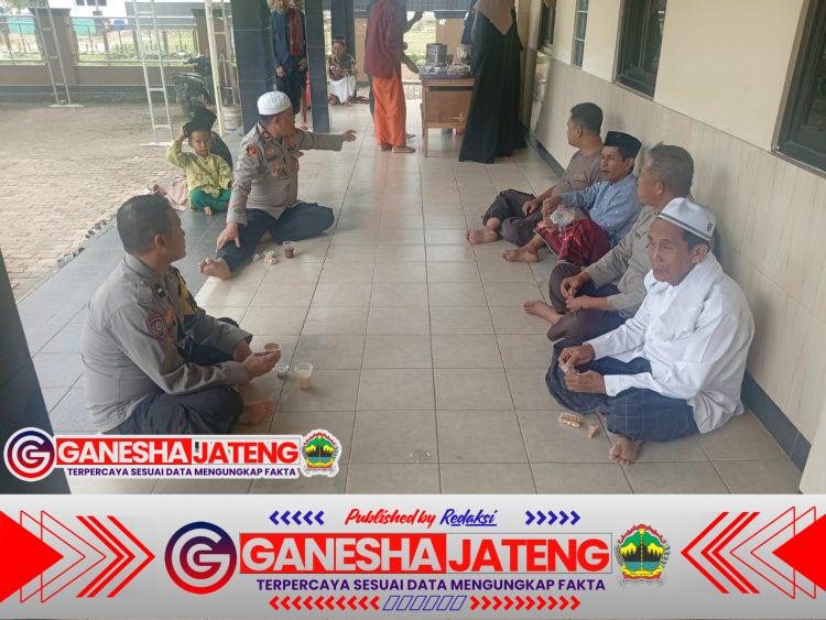Bhabinkamtibmas Polsek Mancak Laksanakan Shalat Jumat Keliling, Perkuat Sinergitas dengan Warga Bhabinkamtibmas Polsek Mancak Laksanakan Shalat Jumat Keliling, Perkuat Sinergitas dengan Warga