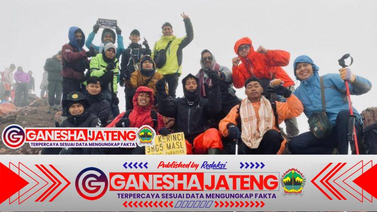 Kebanggaan Pertama Kali: Anggota Senkom Merangin Puncaki Kerinci Usai Perjalanan 34 Jam Kebanggaan Pertama Kali: Anggota Senkom Merangin Puncaki Kerinci Usai Perjalanan 34 Jam