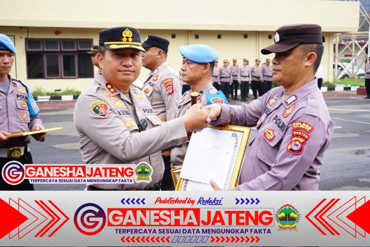Kapolres Cilegon Berikan Penghargaan kepada Personel Berprestasi