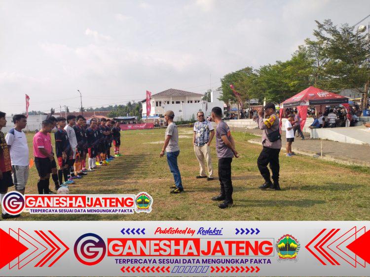 Berikan Rasa Aman, Personel Polsek Mancak Sampaikan Himbauan Kamtibmas di Turnamen Sepak Bola