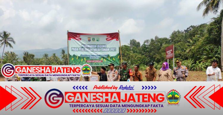 Polsek Anyar Dukung Kelompok Tani Keramat Waringin Tanam Jagung dalam Swasembada Pangan 2025 Polsek Anyar Dukung Kelompok Tani Keramat Waringin Tanam Jagung dalam Swasembada Pangan 2025
