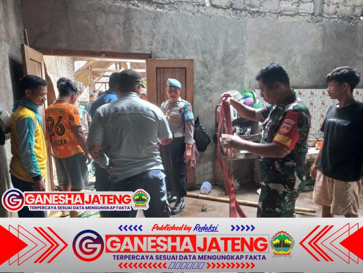 Rumah Warga Pojok Nyaris Ludes Terbakar, Babinsa & Warga Sigap Padamkan Api