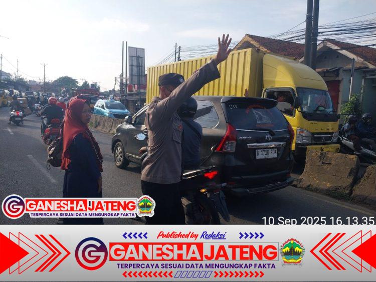 Polsek Cikupa Gelar Pengaturan Lalu Lintas Sore Hari di Pertigaan Columbus PT Cingluh Polsek Cikupa Gelar Pengaturan Lalu Lintas Sore Hari di Pertigaan Columbus PT Cingluh