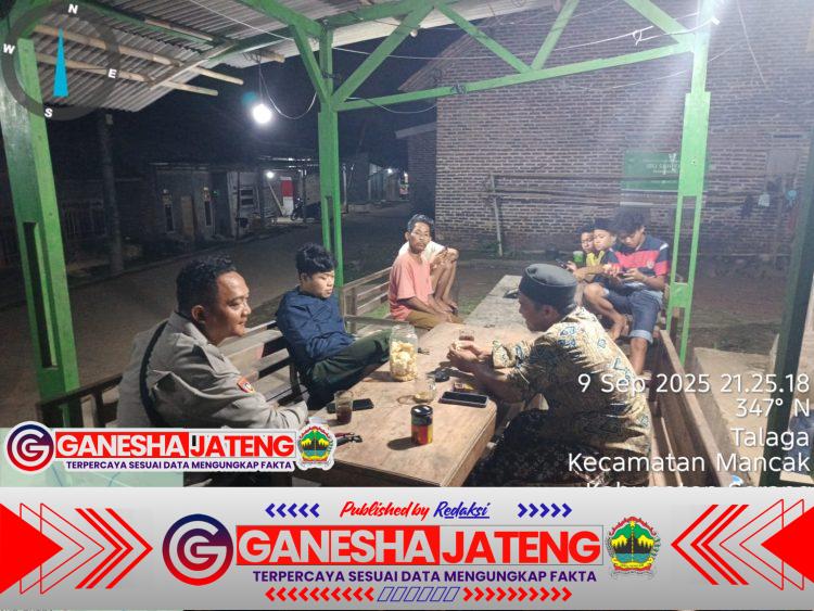 Bhabinkamtibmas Polsek Mancak Laksanakan Patroli Dialogis Bersama Warga Bhabinkamtibmas Polsek Mancak Laksanakan Patroli Dialogis Bersama Warga