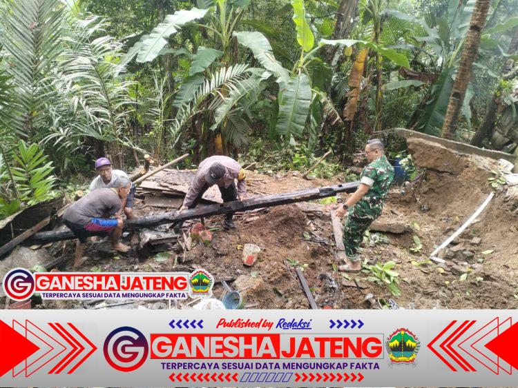 Longsor Terjang Dapur Rumah Di Desa Jatisaba, Bhabinkamtibmas Polsek Cilongok Polresta Banyumas Langsung Cek TKP