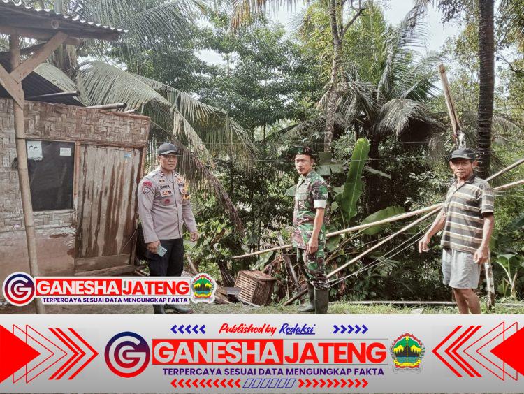 Polsek Tambak Polresta Banyumas Evakuasi Longsor Di Desa Watuagung, Kerugian Mencapai Puluhan Juta Rupiah