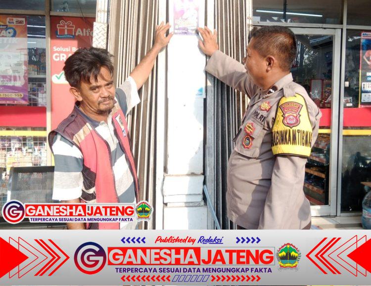 Bhabinkamtibmas Polsek Balaraja Sosialisasikan Layanan 110 dan Tempel Stiker Hallo Kapolresta Tangerang Bhabinkamtibmas Polsek Balaraja Sosialisasikan Layanan 110 dan Tempel Stiker Hallo Kapolresta Tangerang
