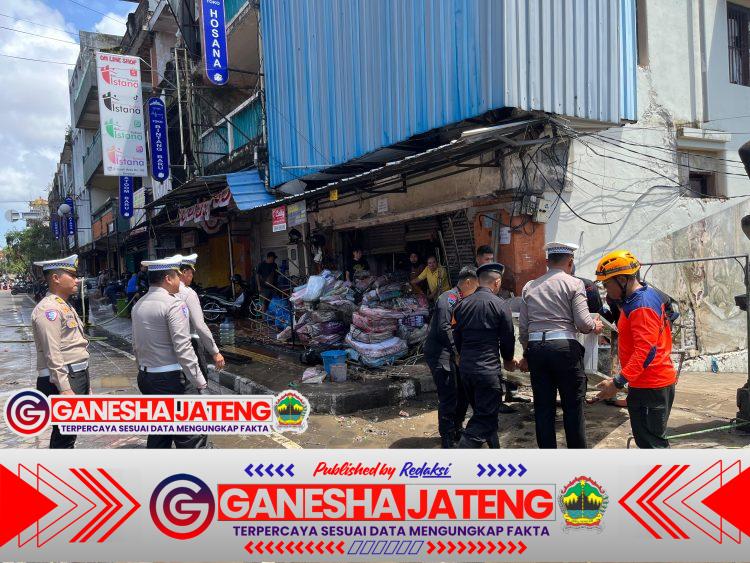 Pasca Banjir di Bali, Polisi Turun Bantu Warga Bersih-Bersih Lokasi Bencana Pasca Banjir di Bali, Polisi Turun Bantu Warga Bersih-Bersih Lokasi Bencana