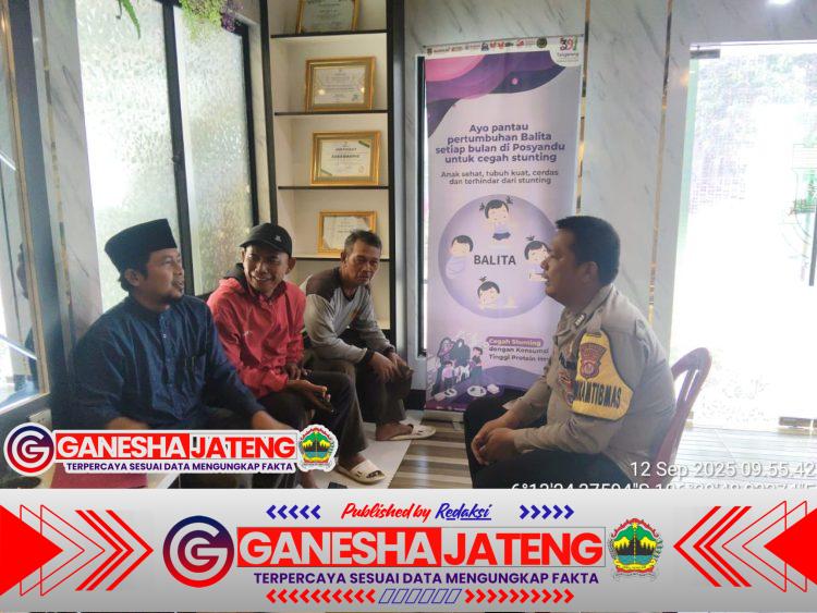 Bhabinkamtibmas Desa Bojong Sambangi Warga di Kantor Desa