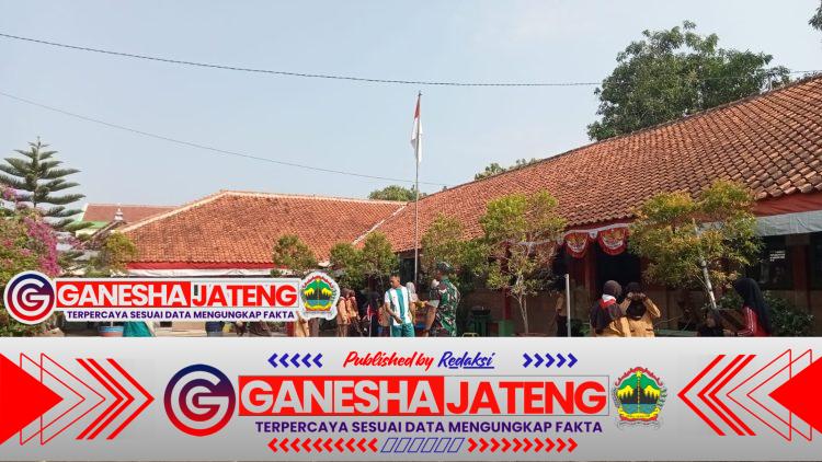 Babinsa Koramil Kemusu Latih Siswa SD Klewor I Tata Cara Pengibaran Bendera Merah Putih