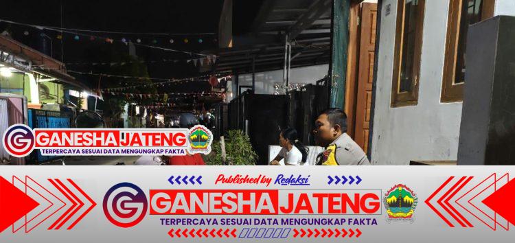 Bhabinkamtibmas Desa Kertasana Sosialisasikan Call Center 110 Sambil Duduk Santai Bersama Warga