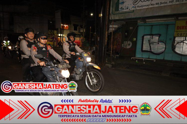 Jaga Keamanan Bersama, Kapolresta Surakarta Turun Langsung Patroli dan Sambangi Pos Ronda Jaga Keamanan Bersama, Kapolresta Surakarta Turun Langsung Patroli dan Sambangi Pos Ronda