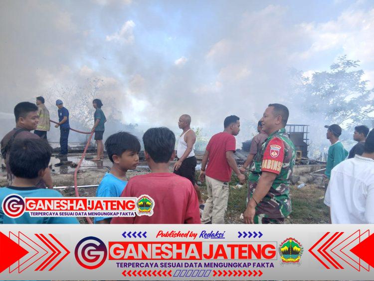 Gudang Rongsok di Simo Terbakar, Babinsa Sigap Evakuasi dan Koordinasi Damkar
