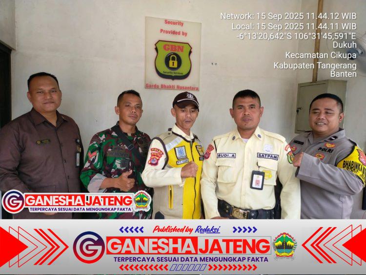 Bhabinkamtibmas Desa Dukuh Lakukan Sambang ke Warga Jalin Komunikasi Kamtibmas Bhabinkamtibmas Desa Dukuh Lakukan Sambang ke Warga Jalin Komunikasi Kamtibmas