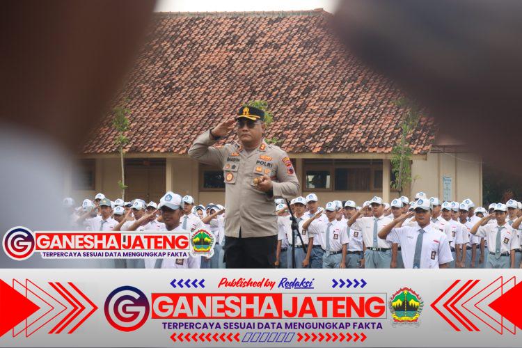 SMA Negeri 1 Kutowinangun Kedatangan Kapolres Kebumen, Pesan Disiplin dan Antinarkoba Menggema di Sekolah SMA Negeri 1 Kutowinangun Kedatangan Kapolres Kebumen, Pesan Disiplin dan Antinarkoba Menggema di Sekolah