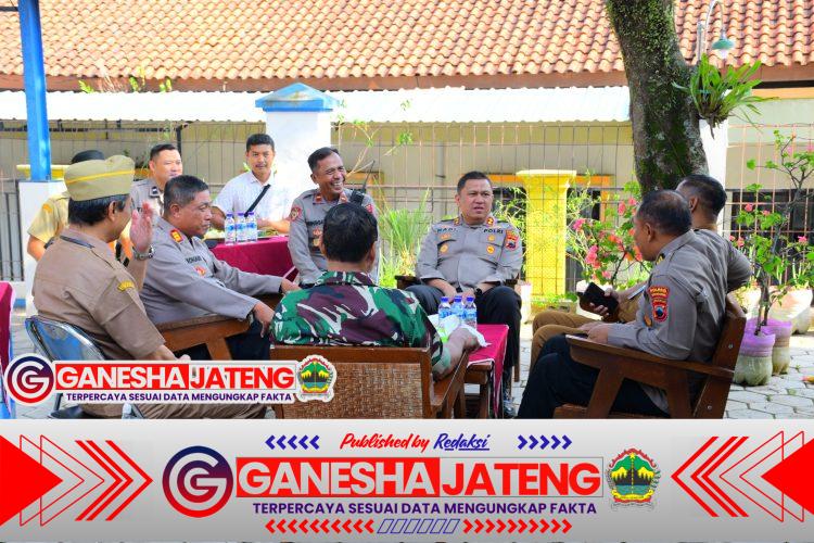 Silaturahmi Kamtibmas di Jenawi, Kapolres Tekankan Kebersamaan Jaga Lingkungan Silaturahmi Kamtibmas di Jenawi, Kapolres Tekankan Kebersamaan Jaga Lingkungan