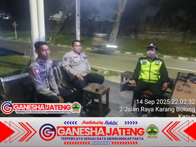 Personil Polsek Ciwandan Patroli Dialogis Dengan Petugas Security. Personil Polsek Ciwandan Patroli Dialogis Dengan Petugas Security.