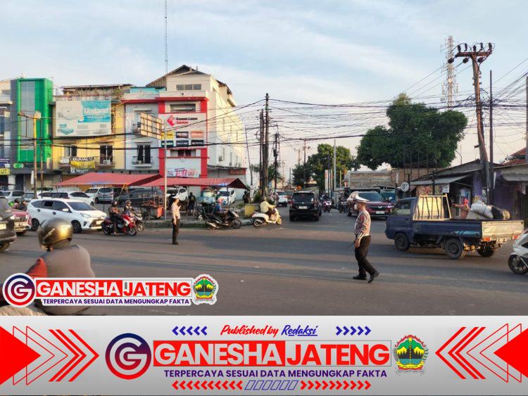 Pengaturan arus lalin Polsek Cilegon lancarkan arus kendaraan Pengaturan arus lalin Polsek Cilegon lancarkan arus kendaraan