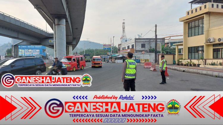 Personel Polsek KSKP Merak Atur Kendaraan R4 di Pelabuhan, Pastikan Kelancaran Penyeberangan Personel Polsek KSKP Merak Atur Kendaraan R4 di Pelabuhan, Pastikan Kelancaran Penyeberangan