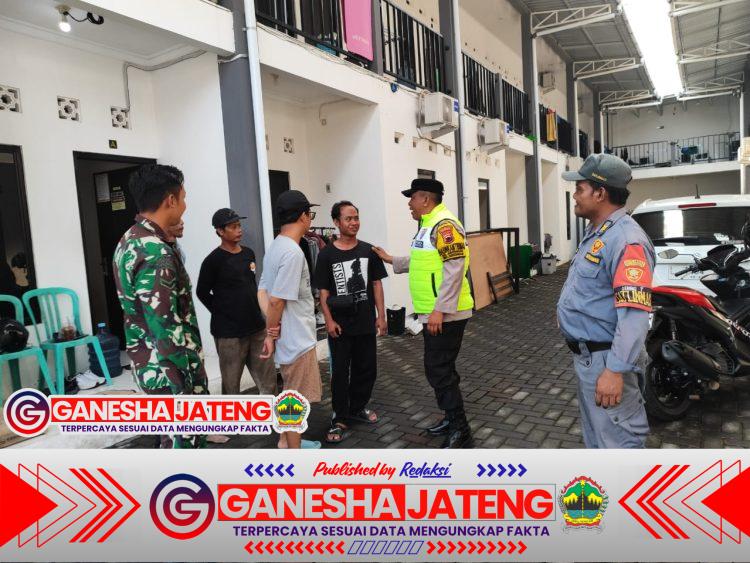 Utamakan Kondusifitas Wilayah Serengan, Babinsa dan Bhabinkamtibmas Gelar Patroli Siang