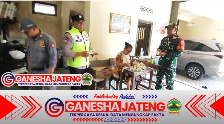 Utamakan Kondusifitas Wilayah Serengan, Babinsa dan Bhabinkamtibmas Gelar Patroli Siang Utamakan Kondusifitas Wilayah Serengan, Babinsa dan Bhabinkamtibmas Gelar Patroli Siang