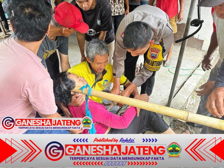 Polisi Bantu Evakuasi Ibu Rumah Tangga yang Tercebur Sumur di Nguntoronadi