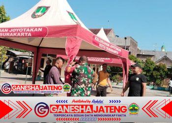 Babinsa Joyotakan Latihan Pemasangan Tenda Darurat Antisipasi Bencana Bersama Bhabinkamtibmas dan Linmas