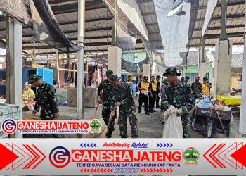 Peringati HUT TNI dan HUT Kodam IV/Dip, Kodim Sragen bersih bersih pasar