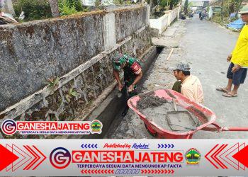 Babinsa Selo dan Warga Desa Jrakah Kompak Gelar Kerja Bakti, Wujudkan Jalan Desa Bersih dan Aman