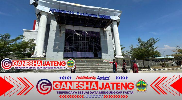 RESPONSE PETUGAS, EVAKUASI CEPAT KORBAN AMBRUKNYA ATAP TERAS KANTOR KPT BREBES