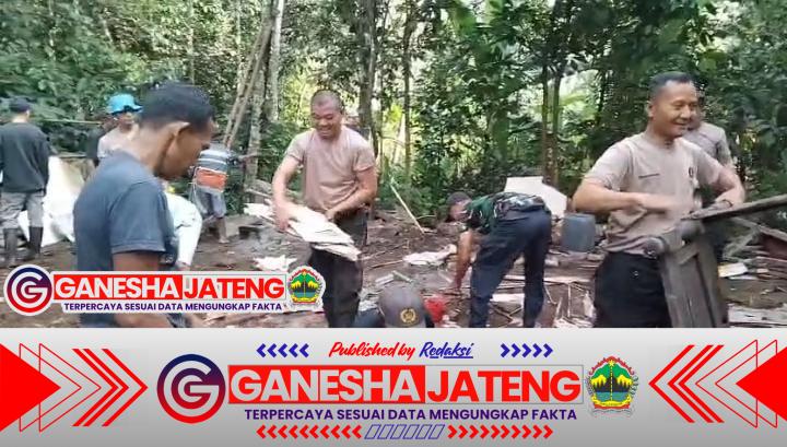 Polsek Ajibarang Polresta Banyumas Bersama Warga Gelar Kerja Bakti, Wujudkan Kepedulian Dan Gotong Royong Polsek Ajibarang Polresta Banyumas Bersama Warga Gelar Kerja Bakti, Wujudkan Kepedulian Dan Gotong Royong