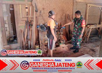 Babinsa Nogosari Dukung UMKM Mebel Jati Cabean, Dorong Produksi dan Pemasaran Digital