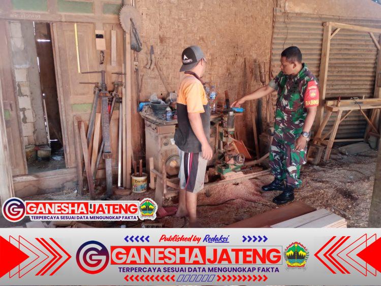 Babinsa Nogosari Dukung UMKM Mebel Jati Cabean, Dorong Produksi dan Pemasaran Digital