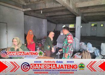 Pendampingan Babinsa Kemlayan Berikan Motivasi Semangat Kerja Kepada Petugas Bank Sampah.