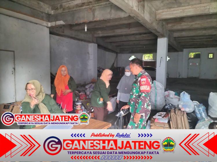 Pendampingan Babinsa Kemlayan Berikan Motivasi Semangat Kerja Kepada Petugas Bank Sampah. Pendampingan Babinsa Kemlayan Berikan Motivasi Semangat Kerja Kepada Petugas Bank Sampah.