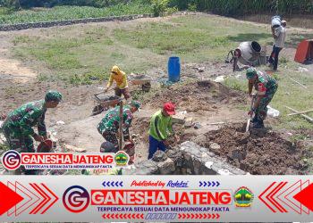 Warga dan Babinsa Gotong Royong Dalam Pembagunan Talud di Desa Tangggan