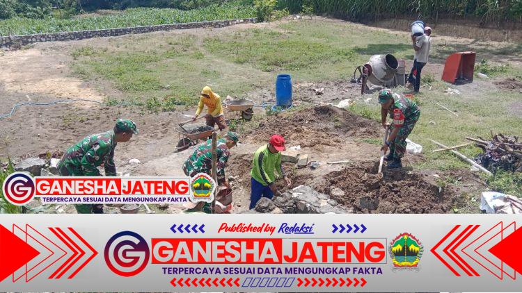 Warga dan Babinsa Gotong Royong Dalam Pembagunan Talud di Desa Tangggan