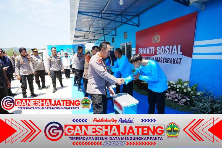 Kapolri Berikan Bansos dan Salurkan Bahan Pangan Murah di Semarang