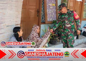 Babinsa Kratonan Dampingi Pemberian Bantuan Beras Kepada Warga Gangguan Jiwa di Wilayahnya.