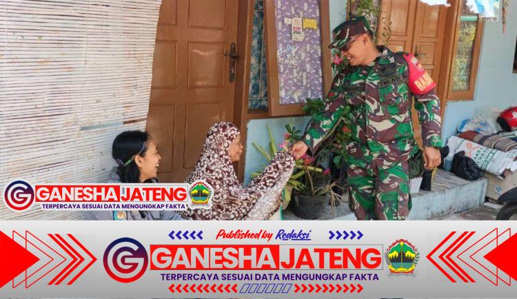 Babinsa Kratonan Dampingi Pemberian Bantuan Beras Kepada Warga Gangguan Jiwa di Wilayahnya.